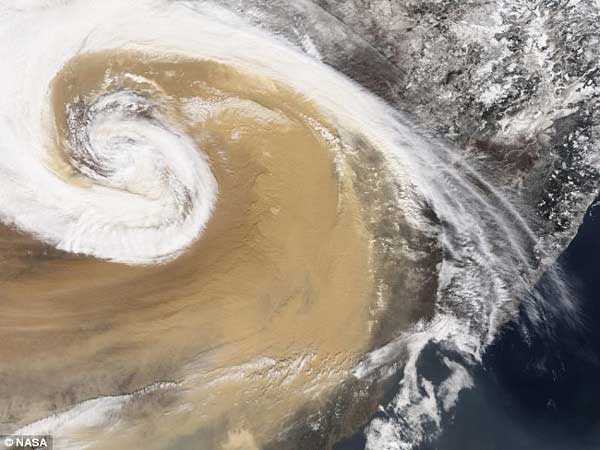2001年，亚洲尘暴弥漫在太平洋海面上