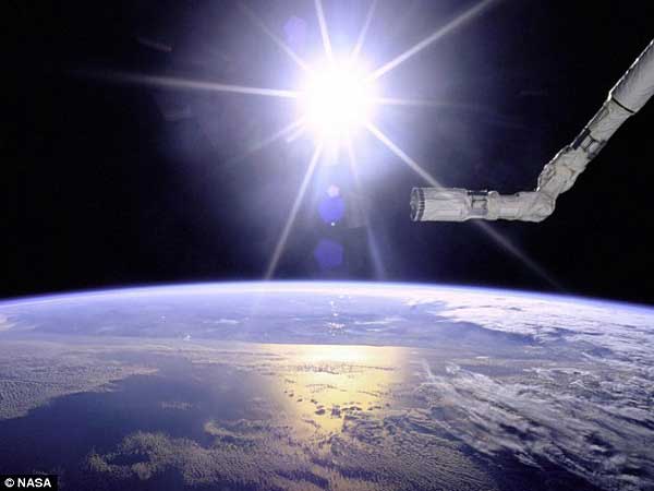 1996年，美国宇航局“奋进”号航天飞机在太阳和地球的背景下相映成辉