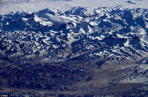 在晴朗无云的天气下，从太空拍摄到的珠穆朗玛峰
