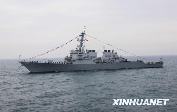 美国“菲茨杰拉德”号驱逐舰参加海上阅兵式。 新华社记者查春明 摄 