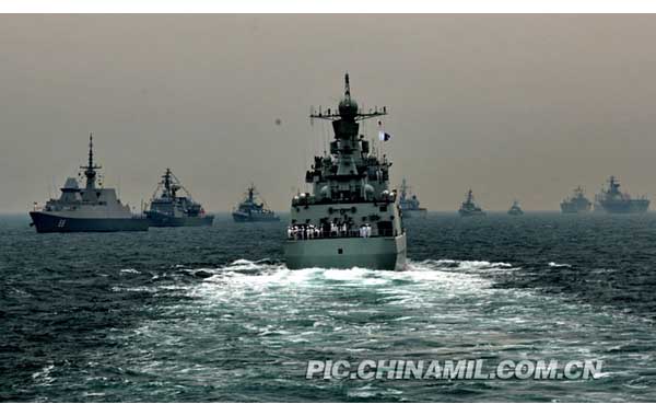 参加多国海军活动的多国海军舰艇在海上列阵