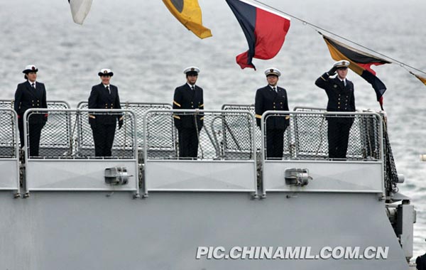 外国军舰官兵向中国敬礼 中国军事图片中心  记者乔天富