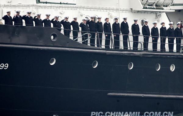 俄罗斯海军官兵在军舰上列队向中国敬礼 中国军事图片中心  记者乔天富