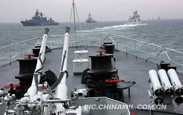 参加多国海军活动的多国海军舰艇在海上列阵接受检阅 中国军事图片中心  记者乔天富