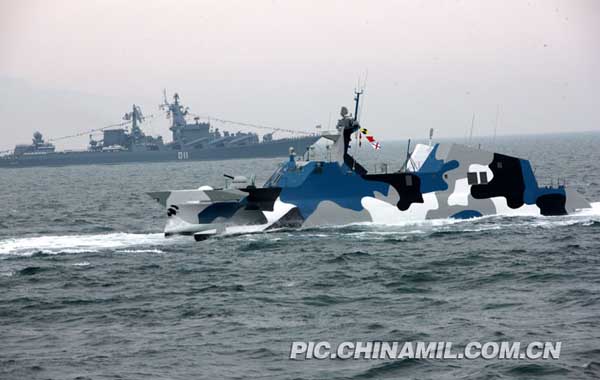 新型导弹快艇编队接受检阅 中国军事图片中心  记者乔天富摄 