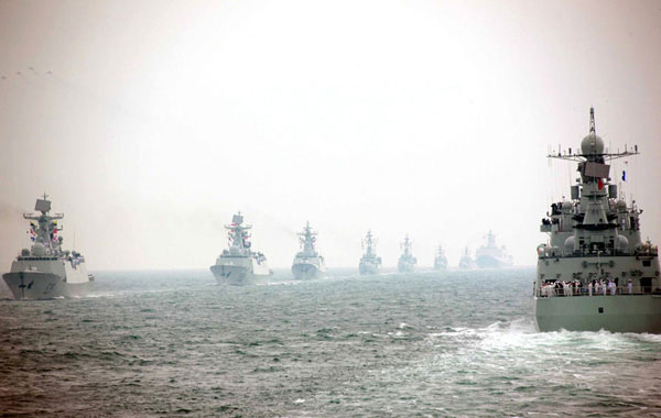 接受检阅的中国海军舰艇部队