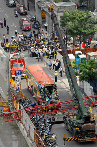 台北市松高路一处工地，1辆起重机突然从37层楼高掉落，砸中载有广东东莞旅行团的游览车。目前已有3人死亡(经最新消息确认，张世洸被救回，重伤。)，3人重伤，台消警正持续救援中。