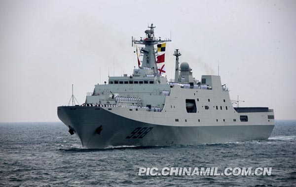 4月23日，中国海军“昆仑山”号登陆舰接受检阅。新华社记者查春明 摄