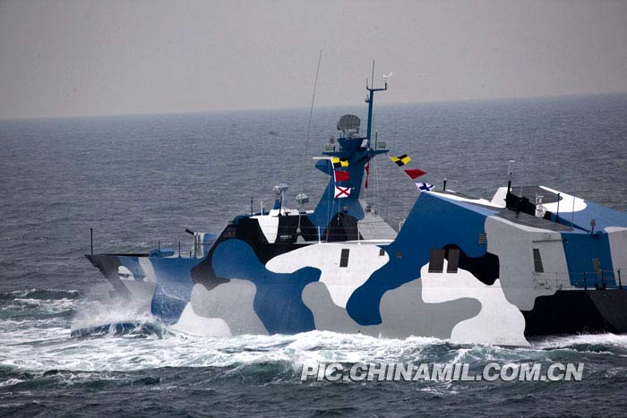 一身迷彩的导弹艇 中国军事图片中心  记者乔天富摄 