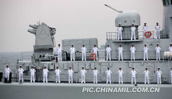 中国海军士兵整齐列队 新华社记者李刚摄