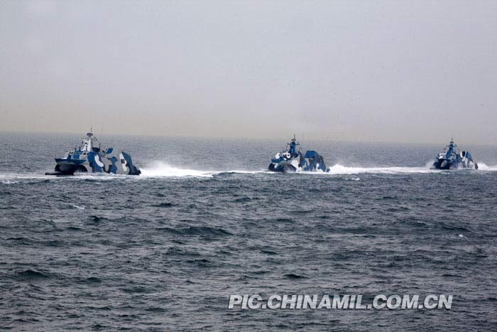 。中国海军诸多主力舰艇和空中作战力量亮相。海军新型隐身导弹快艇亮相阅兵式成为亮点。 中国军事图片中心  记者乔天富摄 