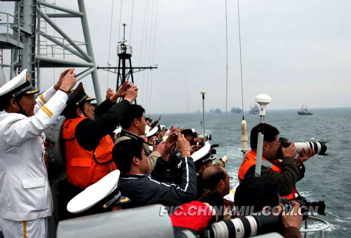 记者们拍摄墨西哥训练舰