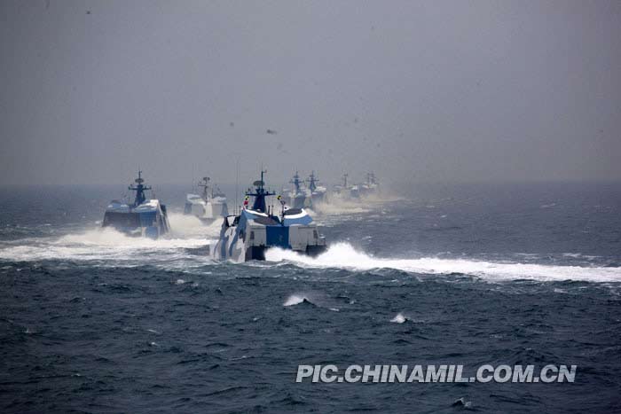 新型导弹快艇编队 中国军事图片中心  记者乔天富摄 