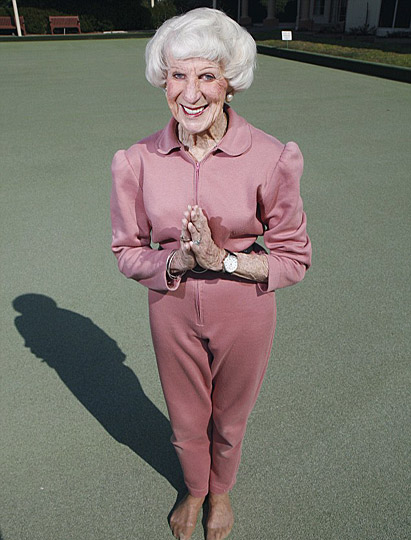 据英国媒体4月23日报道，澳大利亚瑜伽教练Bette Calman虽然已经83岁了，但是仍然身轻如燕，可以双手撑地把自己举起来。据介绍，这位老太太练习瑜伽已经超过40年了。
