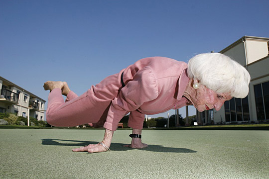 据英国媒体4月23日报道，澳大利亚瑜伽教练Bette Calman虽然已经83岁了，但是仍然身轻如燕，可以双手撑地把自己举起来。据介绍，这位老太太练习瑜伽已经超过40年了。
据英国媒体4月23日报道，澳大利亚瑜伽教练Bette Calman虽然已经83岁了，但是仍然身轻如燕，可以双手撑地把自己举起来。据介绍，这位老太太练习瑜伽已经超过40年了。
