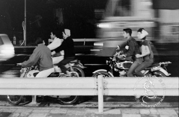 当我们还在超英赶美的时候，日本已经从二战的困境中逐渐走出。一部分时尚青年已经有了属于自己的摩托车，成为了飙车一族。
