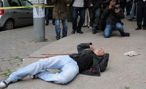 4月27日，在土耳其伊斯坦布尔一居民区发生警察和武装分子交火事件，造成7名警察受伤，其中1人重伤。