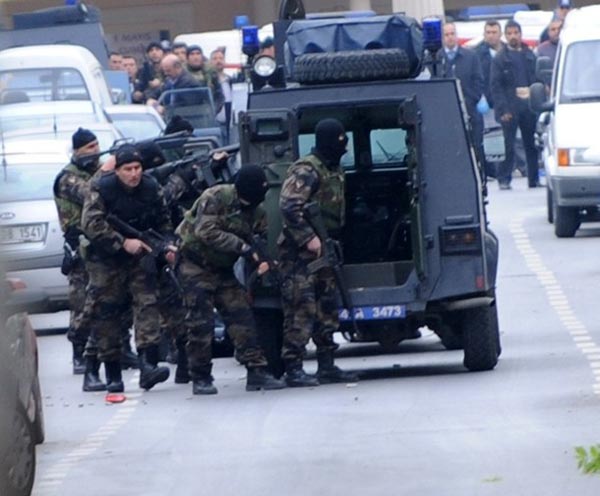 4月27日，在土耳其伊斯坦布尔一居民区发生警察和武装分子交火事件，造成7名警察受伤，其中1人重伤。