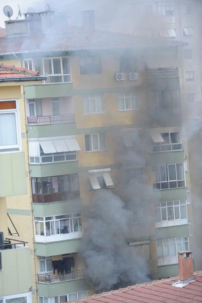 4月27日，在土耳其伊斯坦布尔一居民区发生警察和武装分子交火事件，造成7名警察受伤，其中1人重伤。