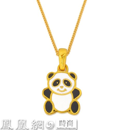 《MaBe Panda》熊猫吊坠及手链
熊猫是最惹人喜爱的动物，此款设计让妈妈和宝宝的款式同样可爱；千足金打造的熊猫附以逼真的黑色和白色的面部轮廓勾勒，加上熊猫特有的圆滚滚的体态，更显憨态可掬、精巧别致。
