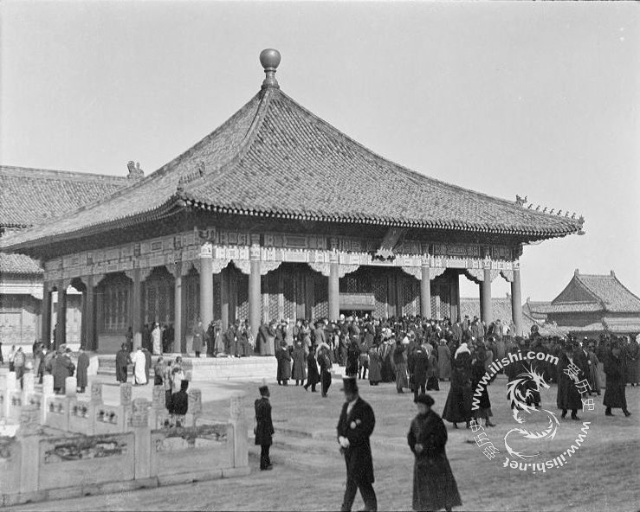 1918年的“公理战胜强权”庆祝活动，是自第一次鸦片战争以来，中国政府和人民在历经半个多世纪的屈辱、压迫后的一次感情释放，当时的北洋政府虽然内部矛盾重重，但在国家建设及管理上，仍然因为胜利而显得雄心勃勃，然而，历史的发展和进步是客观的、科学的，随之而来的“巴黎和会”给了这次庆祝活动一个响亮的回应，那就是“弱国无外交”，但更让北洋政府和各国列强没有想到的是，随之而来的，却是中国人民的一次轰轰烈烈的反帝、反封建运动，它开启了中国新民主主义革命的大门——五四运动。
图为中和殿前。

