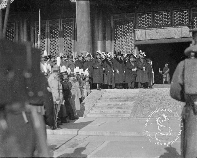 1918年的“公理战胜强权”庆祝活动，是自第一次鸦片战争以来，中国政府和人民在历经半个多世纪的屈辱、压迫后的一次感情释放，当时的北洋政府虽然内部矛盾重重，但在国家建设及管理上，仍然因为胜利而显得雄心勃勃，然而，历史的发展和进步是客观的、科学的，随之而来的“巴黎和会”给了这次庆祝活动一个响亮的回应，那就是“弱国无外交”，但更让北洋政府和各国列强没有想到的是，随之而来的，却是中国人民的一次轰轰烈烈的反帝、反封建运动，它开启了中国新民主主义革命的大门——五四运动。
图为太和殿前，参加阅兵庆典的外交使团。