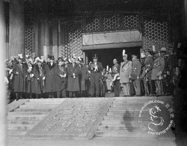 1918年的“公理战胜强权”庆祝活动，是自第一次鸦片战争以来，中国政府和人民在历经半个多世纪的屈辱、压迫后的一次感情释放，当时的北洋政府虽然内部矛盾重重，但在国家建设及管理上，仍然因为胜利而显得雄心勃勃，然而，历史的发展和进步是客观的、科学的，随之而来的“巴黎和会”给了这次庆祝活动一个响亮的回应，那就是“弱国无外交”，但更让北洋政府和各国列强没有想到的是，随之而来的，却是中国人民的一次轰轰烈烈的反帝、反封建运动，它开启了中国新民主主义革命的大门——五四运动。
图为大总统徐世昌讲话。
