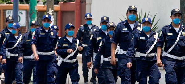 4月26日，大批戴口罩的警察在墨西哥城街头巡逻。25日，世界卫生组织表示，墨西哥和美国发生的猪流感疫情已构成“具有国际影响的公共卫生紧急事态”，所有国家都应加强对非正常暴发的流感类疾病和严重肺炎的监控。