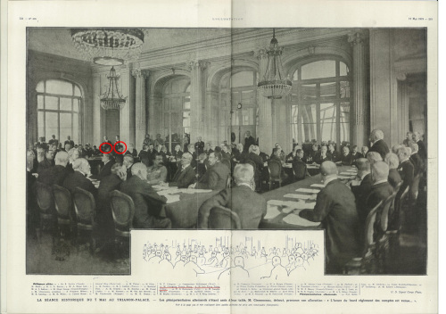 1919年1月至4月，英、法、美、日、意就制定对德和约问题进行讨论，大国间勾心斗角，争论激烈。后经妥协，于5月7日在凡尔赛宫特里亚侬广场厅举行的会议中，将对德和约最后草案文本交给德国政府代表。法国总理克里孟梭在会议上发言，并要求有一个明确的双边条约的书面说明。红圈标出的是参加会议的两名中国代表。

（来源：乔磊的博客 ）