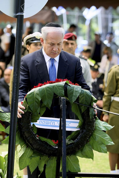 以色列昨日刚刚度过了阵亡将士纪念日，在每年例行的阵亡将士纪念日中，防空警报鸣响、交通停止，全国民众默哀两分钟。以色列领导人聚集在为纪念阵亡士兵的国家公墓进行悼念仪式。
