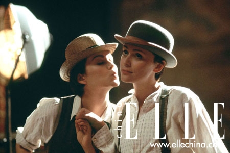 中文名称：南茜的情史
英文名称：Tipping the Velvet
上　　映：2002年10月09日 ( 英国 )更多地区 
时　　长：180 分钟 
类　　型：剧情 
电影导演：杰弗瑞·萨克斯 Geoffrey Sax
电影演员：Nick Bartlett
　　　　　休·博内威利 Hugh Bonneville
　　　　　Di Botcher
　　　　　John Bowe
　　　　　安娜·查斯勒 Anna Chancellor
地　　区：英国
语　　言：英语
字　　幕：中文

剧情简介：

　　　　　根据英国女作家 Sarah Waters 同名小说改编，故事发生在1890年，主角南生长在海边，出产世界最棒生蚝的地方，她在父亲经营的生蚝餐厅打工，平凡的过着按部就班的日子，直到有一天她看到了女扮男装演出的凯蒂，南深深的被凯蒂吸引，陷入了爱河，从此生活发生了翻天覆地的变化，但凯蒂最终还是伤了南的心，这段刻骨铭心的初恋给南的心灵留下了不可磨灭的印记。不甘被生活抛弃的南遇到了她生命中第二个女人，黛安娜，一个有钱的寡妇，引诱并包养了南，南非常痛恨这种生活但又