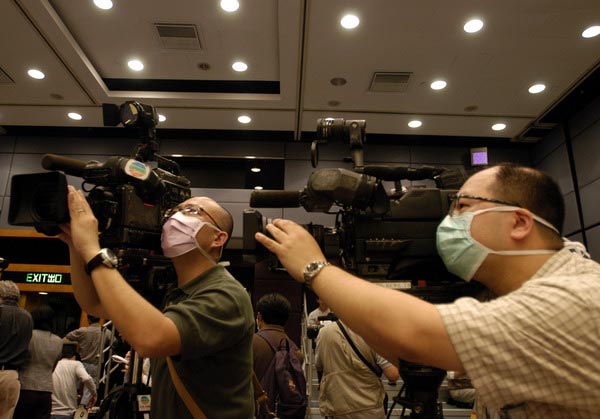 香港新闻发布会上的摄影师（人民图片/文于）