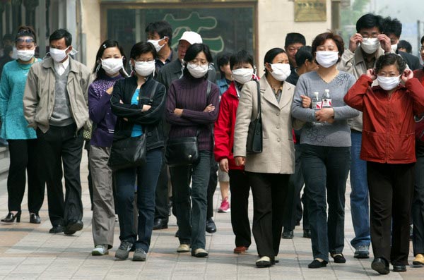 中国游客都戴着口罩走在北京商业区（人民图片/吴韩菇安）