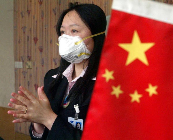 北京，一名工作人员戴着口罩（人民图片/吴韩估安）
