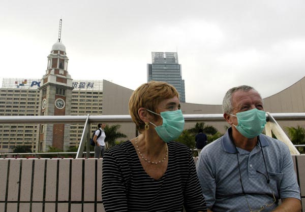 香港的维多利亚港，西班牙游客戴口罩作为预防措施（人民图片/文于）