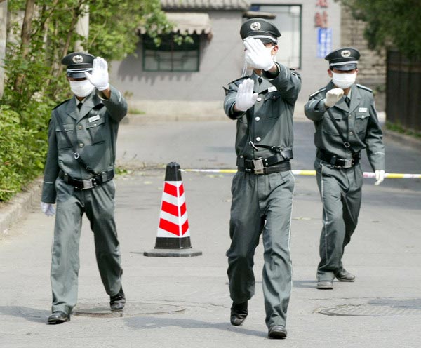 三名护卫员戴着口罩封锁北京地坛医院（人民图片/格雷格贝克）