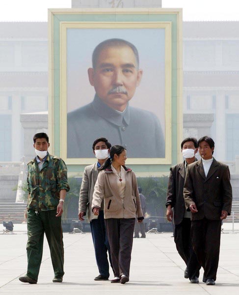天安门广场前中国游客戴上口罩，以保护自己不受致命的SARS病毒（人民图片/格雷格贝克）
