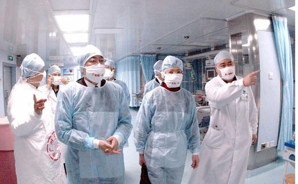 香港专业医务人员与广州医学院同行在广州，就临床治疗和预防SARS交换意见（人民图片/陈学思）