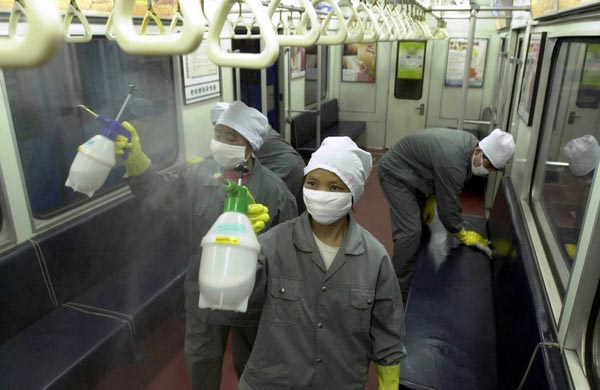 工人在列车车厢内消毒（人民图片/李文）