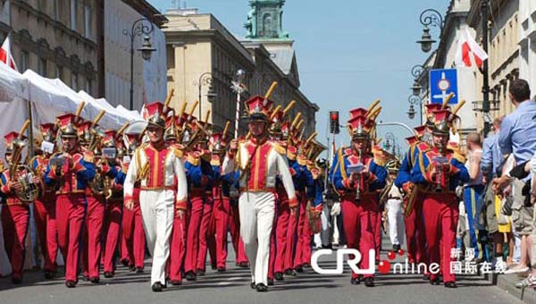 5月3日是波兰的“宪法日”，波兰首都华沙举行了盛大的阅兵式。参加阅兵的有18、19世纪的波兰传统步、骑兵，波兰当代三军仪仗队、警察部队以及童子军等。军队从华沙王宫广场出发，沿皇家大道一直行进到波兰市中心，向沿途的众多市民游客展示风采。 