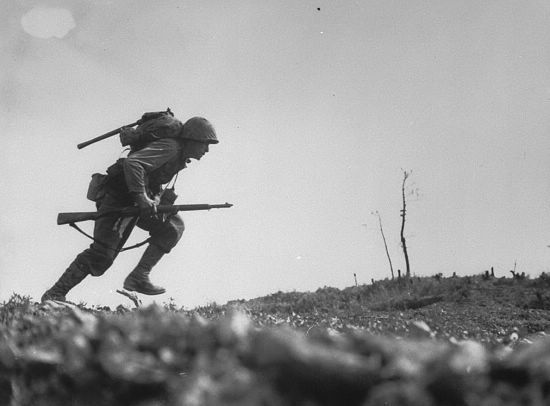 日本大本營重點加強沖繩島的防御，派陸軍中將牛島滿率領(lǐng)10萬日軍堅守沖繩,，同時準備使用大量神風(fēng)特攻飛機撞擊美國艦船,。 
