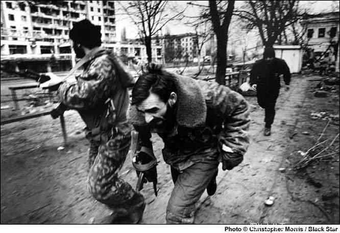 1995年1月，一个车臣士兵掩护他们的指挥官
