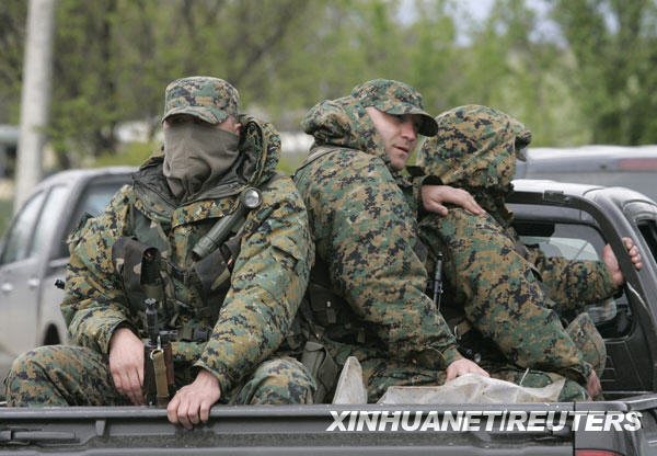 5月5日，在格鲁吉亚首都第比利斯附近，格士兵向发生叛乱的穆赫罗瓦尼内务部队军营进发。