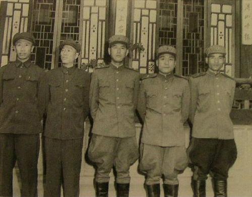 参加停战谈判的中朝方代表，从左到右为解芳少将，邓华上将，南日大将（朝），李尚赵少将（朝），张平山少将（朝）。

