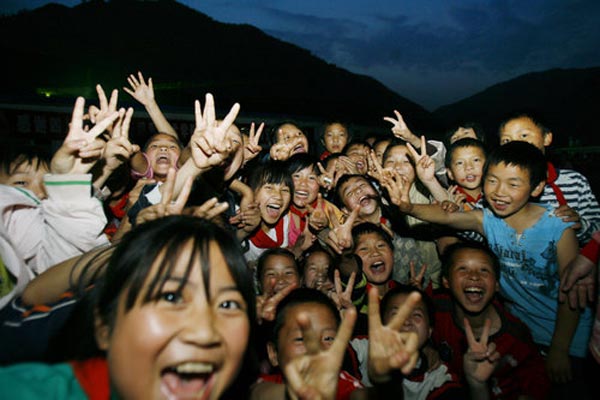 2009年5月5日，四川省广元市青川县马鹿乡小学，1000多名孩子在板房学校上课外活动课。据该校霍校长介绍，孩子们每天下午的最后一堂课就是课外活动，孩子们跳起兔子舞，竹竿舞，用快乐的活动方式忘却地震带来的阴影。学校的背后，有浙江省湖州市援建的新马鹿小学正在紧张建设中，到今年9月秋季开学时，孩子们就能在宽敞明亮的新教室里学习了。