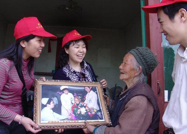 2009年5月2日，四川北川，爱心回访组见到了杜婆婆。又弯又险的盘山公路，下边就是被地震和泥石流吞没的四川省北川老县城，曾就诊重庆市第二人民医院的百岁老人——杜银珍婆婆就住在这座大山上。