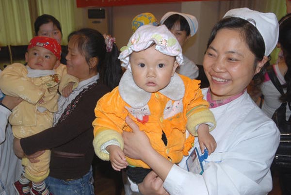 2009年5月6日，在地震一周年来临之际，四川省金堂县妇幼保健院开展了“5.12中国爱，再抱地震娃”爱心回访活动，召集当天住院新生儿回“家”，了解孩子们一年来的成长情况，对他们进行科学育儿指导和全面体检，并送上温馨祝福，愿地震宝宝们健康快乐成长。 