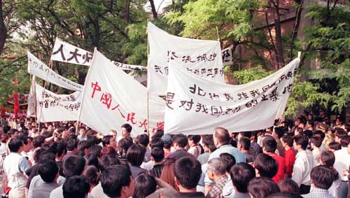 1999年5月8日，北京10余所高校的数千名学生前往美国大使馆，强烈抗议以美国为首的北约轰炸我国驻南使馆的野蛮行径。
(新华社记者 谢家华摄) 