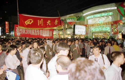 1999年5月8日，成都数万名大学生来到美国驻成都领事馆前，抗议北约暴行。(新华社记者 刘前刚摄) 