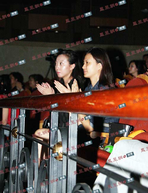 刘岩刘芳菲素颜现身 郎昆派专人呵护老婆